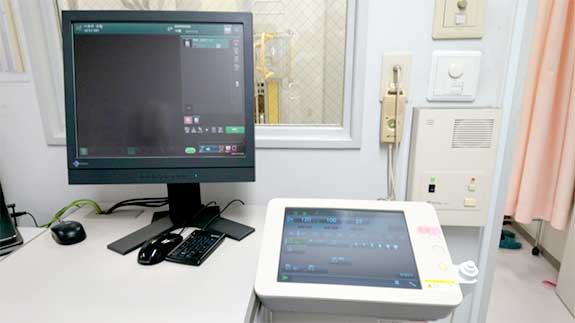 写真：左：Fuji社製 医療画像処理装置『DR-ID300CL』 右：日立社製 医用X線高電圧装置『DHF-155H4』